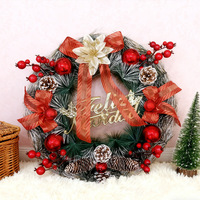 Beflockter Künstlicher Weihnachtskranz mit Roten Beeren, Tannenzapfen und Schleife für Haustür, Wand und Festliche Heimdekoration