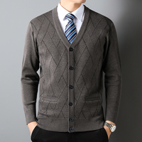 Cardigan classique vintage à col en V pour homme, options personnalisées, tricot plat en polyester et viscose, poches, vente en gros d'usine, automne 2025