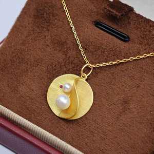 เครื่องประดับ UM เงินแท้ 925 ชุบทอง สร้อยคอจี้มินิมอล มุกน้ำจืดธรรมชาติ ประดับเพทายสีแดง ของขวัญแต่งงานสำหรับทุกเพศ NGTC - Product Image 5