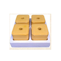 Brique de sel minéral standard de 10 kg avec trou central et design carré enveloppé de plastique pour l'apport en sel des bovins et des ovins