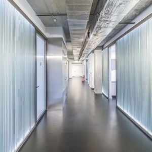 Hoja hueca de <span class=keywords><strong>policarbonato</strong></span> corrugado de <span class=keywords><strong>3mm</strong></span> y 5mm, respetuosa con el medio ambiente, no tóxica y anticorrosiva - Product Image 2