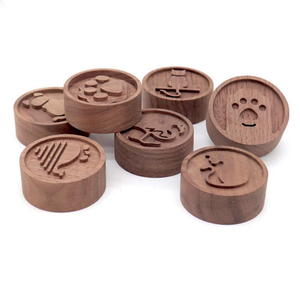 Difusor de Perfume para Auto de Madera de Nogal de Lujo, Ecológico y Pulido, para Aceites Esenciales - Product Image 1