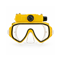 Lunettes de plongée avec caméra pour capturer des vidéos sous-marines, activités aquatiques estivales en mer