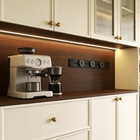 Buffet moderne de luxe vert clair, station de bar à café, armoire à vin en bois, meuble de rangement avec porte en pierre de quartz pour salle à manger