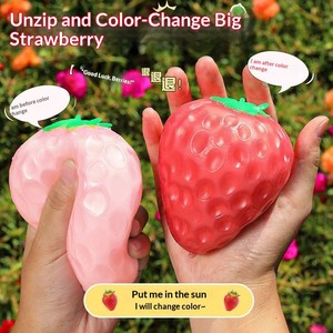 Juguete de Fresa Grande que Cambia de Color y Brilla en la Oscuridad - Juguete Creativo Antiestrés para Adultos, Venta al Por Mayor - Product Image 2