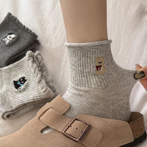 <span class=keywords><strong>Calcetines</strong></span> de alta calidad para <span class=keywords><strong>mujer</strong></span>, diseño de oso bordado, transpirable, antibacteriano para la temporada de otoño, logotipo de punto en la parte inferior del puño - Product Image 5