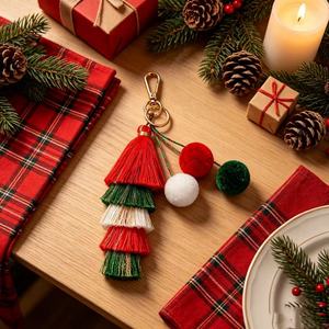 Gantungan Kunci Rumbai Bertingkat Desain Bentuk Pohon Natal Merah Hijau Emas Berkilau Benang Metalik Tali Kepang Label Kayu Pom Pom Hadiah - Product Image 1