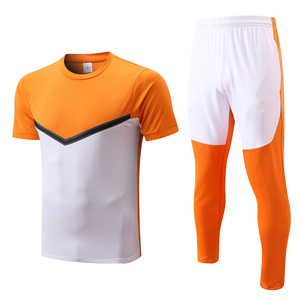 Completo maglia da <span class=keywords><strong>calcio</strong></span> da <span class=keywords><strong>uomo</strong></span> con <span class=keywords><strong>pantaloncini</strong></span> e calzini abbinati 100% tessuto ad asciugatura rapida in poliestere Logo Design della squadra - Product Image 1