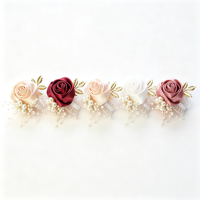 Fleur de poignet élastique en dentelle satinée bordeaux avec feuille or rose et perles pour demoiselle d'honneur, mariée, mariage, bal de promo, décoration