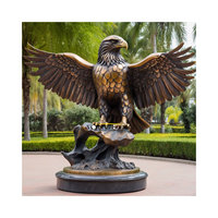 Grande sculpture d'aigle de jardin en métal Statue d'aigle artisanale en métal grandeur nature Sculpture de faucon en bronze à vendre