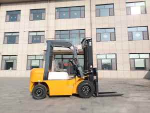 Güçlendirilmiş şasi, arazi lastikleri ve dış mekan inşaatı için 4x4 sürücü ile 6.1 Ton dizel Forklift - Product Image 2