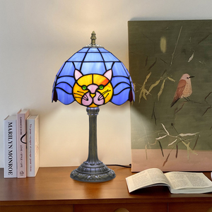 Lampes de table très vendues pour bébés et enfants, <span class=keywords><strong>lampe</strong></span> de bureau en verre <span class=keywords><strong>Tiffany</strong></span> style chat bleu, <span class=keywords><strong>lampe</strong></span> de table mignonne en forme d'animal pour cadeau de vacances - Product Image 1