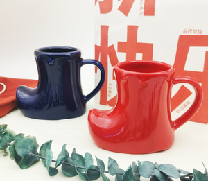 Tasses en céramique au design de bottes de Noël, vaisselle brillante rouge et bleue pour cadeaux de Noël - Product Image 1