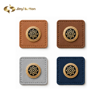 Écussons en cuir personnalisés Jinyi OEM ODM avec logo métallique et bordure cousue, étiquettes carrées en cuir sur mesure pour hijabs et foulards