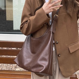 กระเป๋าสะพายไหล่หนังวินเทจสำหรับผู้หญิง สีน้ำตาล หัวเข็มขัดแม่เหล็ก สายสะพายเส้นเดียว ใช้ได้ทุกวันในฤดูใบไม้ร่วง - Product Image 4