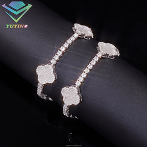กำไลข้อมือรูปใบโคลเวอร์ประดับเพชร VVS มอยส์ซาไนต์ ชุบทอง เงินแท้ 925 พร้อมใบรับรอง GRA ผ่านการทดสอบเพชร เหมาะสำหรับทั้งชายและหญิง - Product Image 3