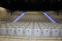 Siège de théâtre pliable personnalisable CETA, chaise d'auditorium italienne avec dispositif à ressort automatique, en cuir mousse durable, classe ignifuge