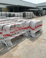 Barrière de contrôle des foules robuste de qualité ingénierie, réfléchissante, protection IP66, résistante aux chocs M40, 1,2x2m, en acier galvanisé épais pour la route