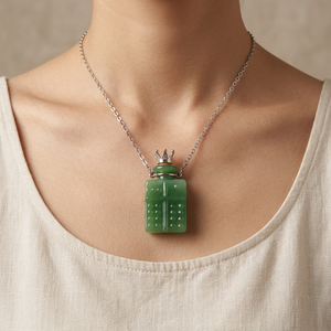 Pendentif flacon de parfum en jade vert avec couronne, chaîne plaquée argent, collier vintage unisexe - Product Image 4