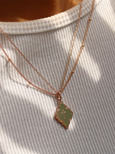 Collana con Ciondolo Quadrifoglio Marocchino in Acciaio Inossidabile Placcato Oro 18K, Gioiello Vintage Personalizzabile, Regalo di Natale - Product Image 3