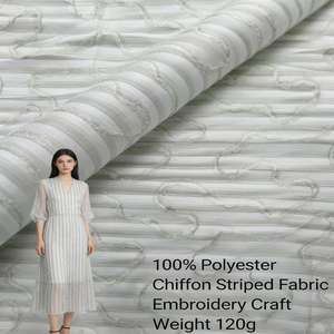 Ce tissu <span class=keywords><strong>en</strong></span> <span class=keywords><strong>crêpe</strong></span> de viscose pure est imprimé, brodé et teint. Il convient aux sherwani, kurti, lahenga et autres vêtements de cérémonie. - Product Image 2