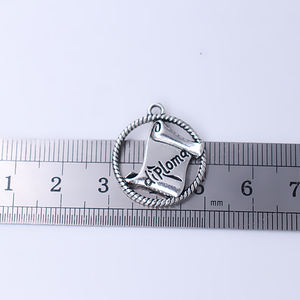 Accessoires rétro personnalisés étudiants école cadeaux Graduation Souvenir pendentifs sculpter lettre diplôme breloques - Product Image 4