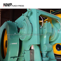 Machine à poinçonner les angles de tôles pour la fabrication de coins de conduits carrés, avec moteur et pompe mécaniques