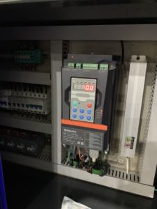 Machine de moulage par injection de plastique industrielle haïtienne de 120 tonnes utilisée avec un prix bon marché et un composant essentiel de noyau de vis - Product Image 2