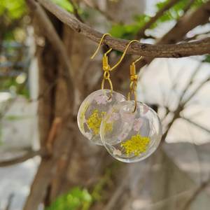 Nouveauté Boucles d'oreilles pendantes en résine faites à la main pour les occasions de mariage et de fête des femmes Boucles d'oreilles tendance personnalisables - Product Image 4