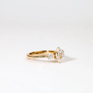 Anillo de compromiso de lujo con tres diamantes en forma de lágrima, en oro macizo, diseño Art Deco, para promesa o boda. - Product Image 3