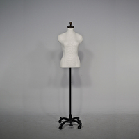 Verstellbare Schaufensterpuppe für Damen-Halbkörper aus FRP-Material im europäischen Stil, stehende Pose für Perückenpräsentation (Hochwertig)