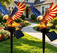 Lampes solaires de jardin en forme d'aigle chauve, peintes à la main, avec ailes de drapeau américain, en résine, pour décoration de jardin, IP65