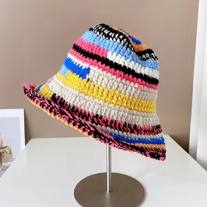 Cappello da pescatore con berretto all'uncinetto lavorato a maglia fatto a mano a righe colorate delle nuove donne di arrivo