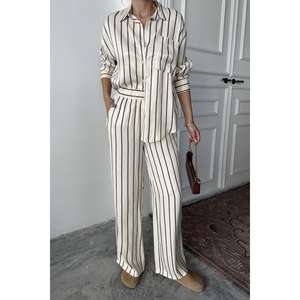 Al por mayor Conjunto de bata de satén a rayas marrones con logotipo personalizado, cintura elástica, transpirable, talla grande, jersey con estampado liso para invierno - Product Image 2