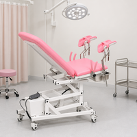Table d'examen gynécologique électrique pliable, lit d'accouchement obstétrical avec supports de jambe réglables en hauteur et plateau à déchets