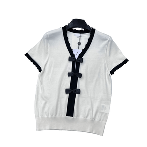 Blusa informal de punto con cuello en V y ribete blanco y negro para mujer, manga corta y lazo frontal - Product Image 3