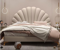 Lit double moderne style crème en cuir souple pour enfants, avec cadre en bois massif, inclinable et assemblé avec un meuble de rangement