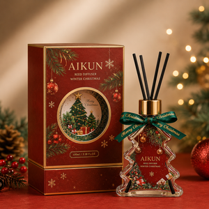 Diffuseur de parfum en verre transparent Aikun 100ml en forme de sapin de Noël avec bâtonnets noirs, capuchon doré, boîte cadeau rouge et ruban pour la décoration des fêtes - Product Image 1