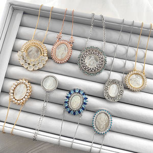 Collier pendentif Vierge Marie en nacre, bijoux religieux très demandés - Product Image 4