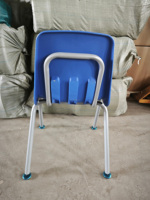 Chaise en plastique robuste de qualité commerciale avec pieds en métal durables, idéale pour les cantines scolaires et les espaces publics
