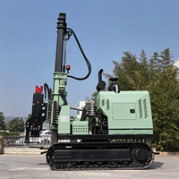 Foreuse hydraulique APCOM Crawler pour pieux photovoltaïques, piqueteuse solaire pour ferme photovoltaïque en milieu désertique