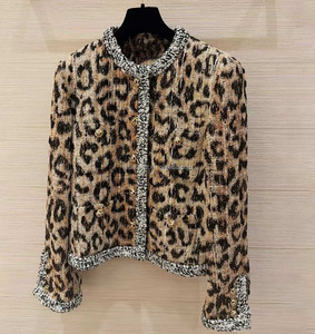 Set Giacca e Gonna Leopardata con Stampa Integrale, Maniche Lunghe con Dettagli a Polsino, Giacca in Tweed Leopardato Autentico - Product Image 2