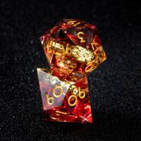 Ensemble de 7 dés en résine faits à la main à bords tranchants avec inclusions d'anneaux dorés pour cadeau de joueur de DND RPG