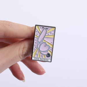 Pin de Esmalte con Diseño de Estetoscopio de Enfermera, Tarjeta <span class=keywords><strong>del</strong></span> <span class=keywords><strong>Tarot</strong></span>, Broche Médico Creativo para Enfermeras y Médicos, Insignia de Solapa, Joyería al por Mayor - Product Image 4