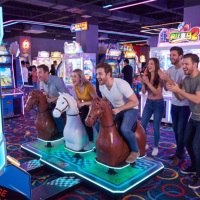 Machine d'arcade de course de chevaux pour 3 joueurs, simulateur de conduite commercial, avec accepteur de pièces/billets en anglais, construction en bois