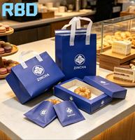 Op maat gemaakte, gebrande verpakkingsoplossingen voor cake- en koffieshop series, dessert- en gebakdozen, hartvormige PP-koude bekers met tas
