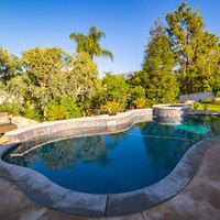 Piscine rectangulaire de luxe sur mesure pour espaces de divertissement extérieurs/terrasses