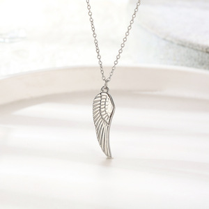 Pendentif aile d'ange européen et américain mode Simple plume en acier inoxydable plaqué or mode neutre collier polyvalent - Product Image 5