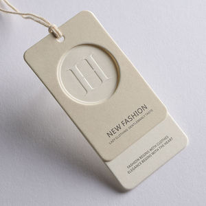 Etiquetas colgantes de plástico ecológicas personalizadas de lujo con estampado dorado y listas para usar, y etiquetas de marca con logotipo personalizado - Product Image 5