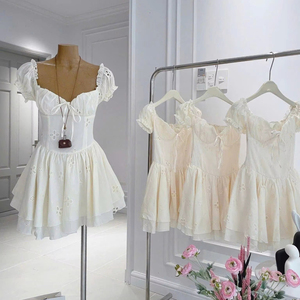 Robe mini évasée blanche à manches bouffantes et œillets, col cœur avec nœud sur le devant, taille naturelle - Product Image 1